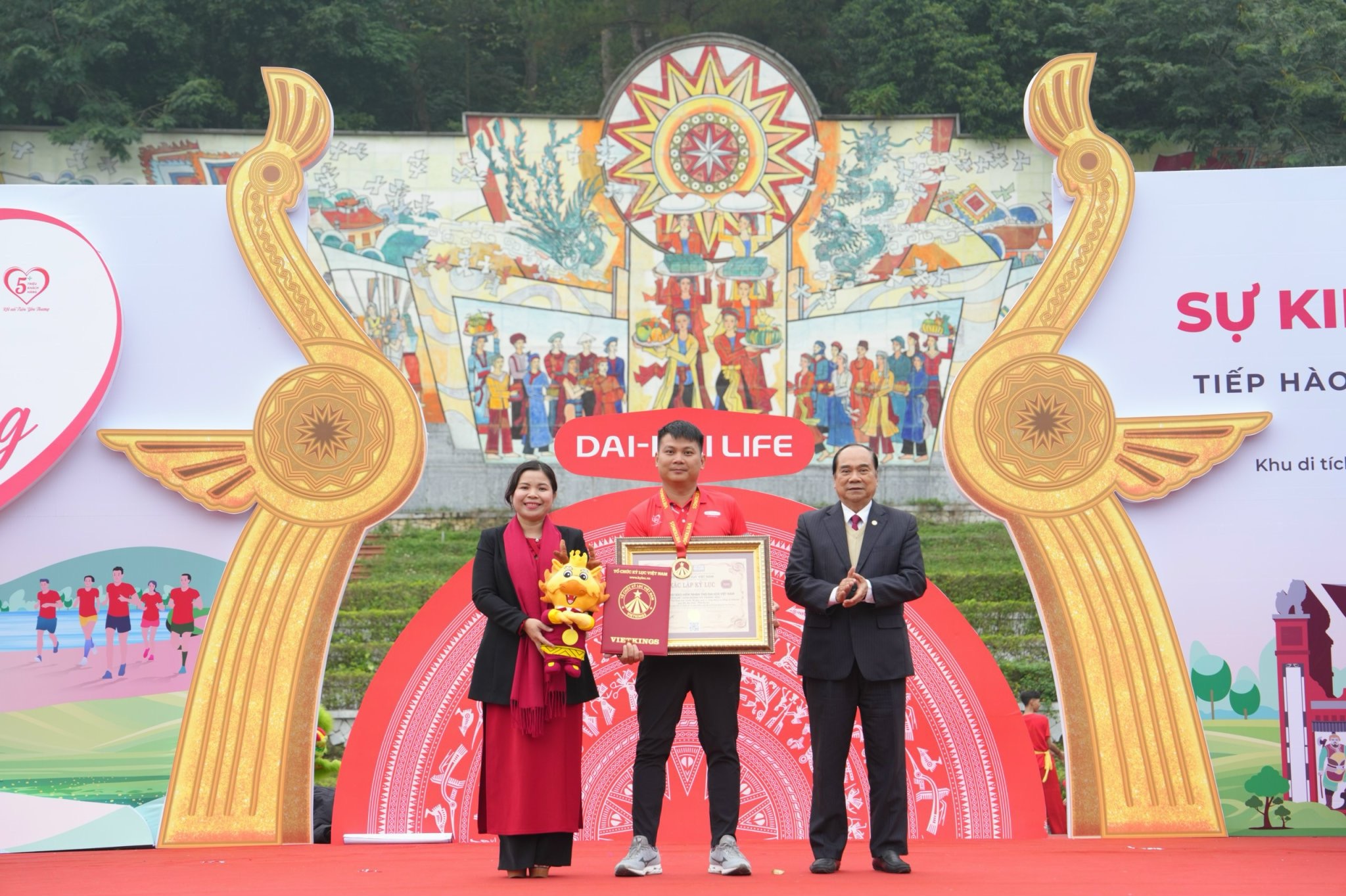 Ông Đặng Hồng Hải – Tổng Giám đốc Dai-ichi Life Việt Nam (giữa) vinh dự nhận Chứng nhận Kỷ lục Việt Nam - Chương trình Thể dục Thể thao trực tuyến để gây quỹ vì cộng đồng có tổng số ki-lô-mét quy đổi dài nhất